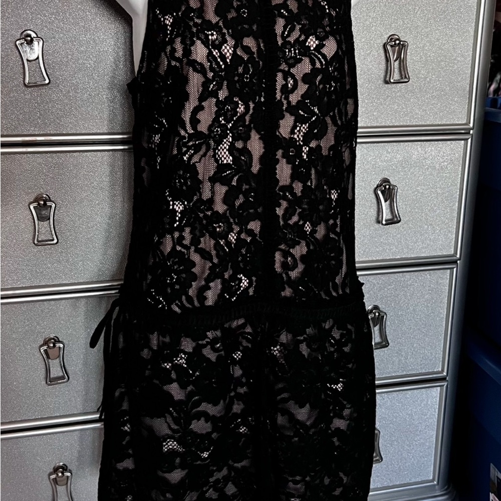 Elegant Black Lace Dress - Picture 2 of 4